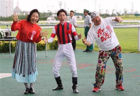 【競馬/中京記念】津村wwwww プレゼンターのアニマル浜口&京子と記念撮影でアニマルワールド全開