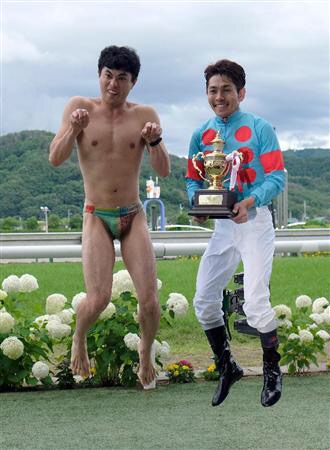 【競馬】吉田照哉の右ひじ左ひじ交互に見て【画像あり】