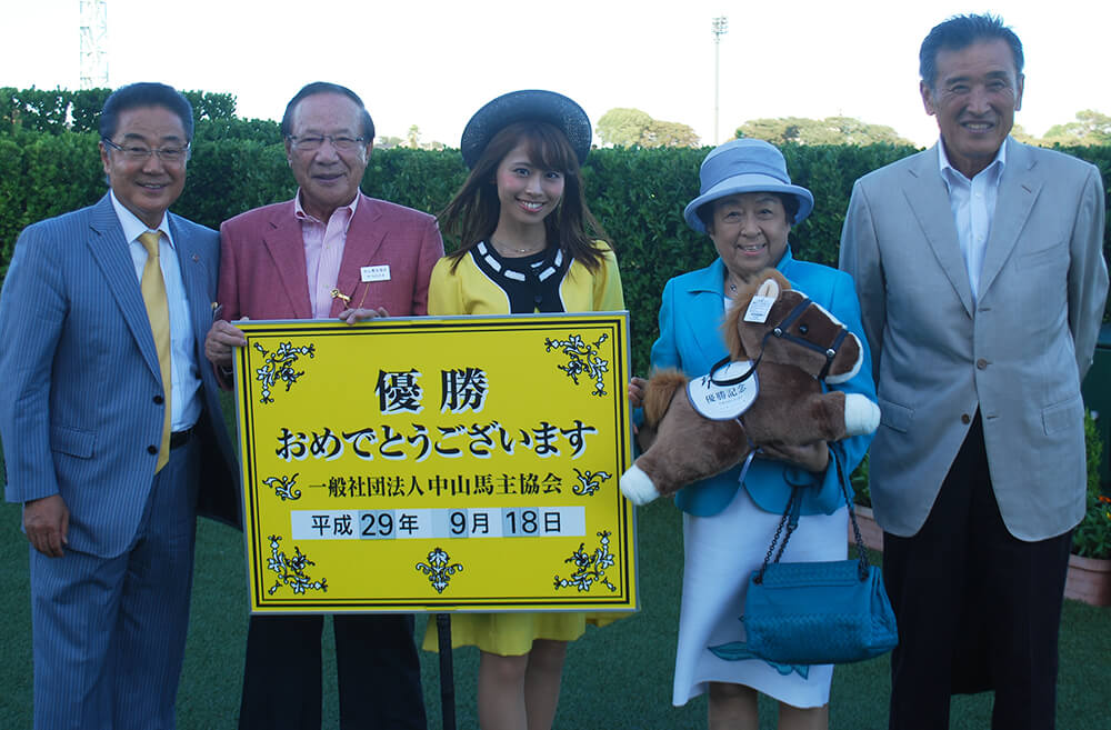 【競馬】中山競馬場の表彰式のおねーちゃんがめっちゃかわいい