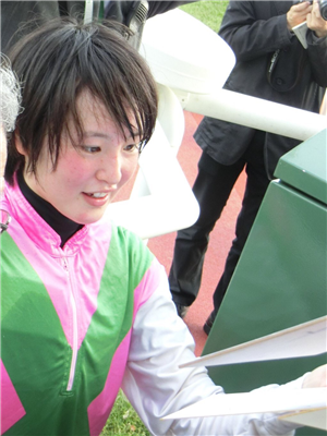 【競馬】菜七子にサイン貰おうと新潟のおっさん必死すぎ糞ワロタw