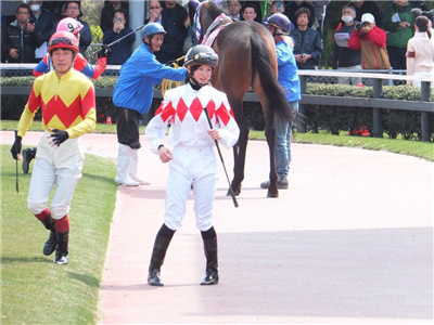 【競馬】菜七子ちゃんがパドックで内股萌えポーズを披露、金沢のおっさん歓喜