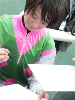 【競馬】菜七子にサイン貰おうと新潟のおっさん必死すぎ糞ワロタw