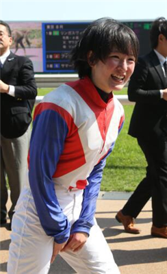 【競馬】藤田菜七子ちゃんが股間をまさぐる写真がエロ可愛すぎる件w