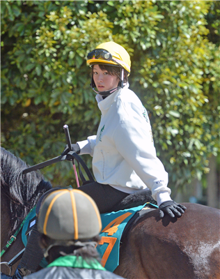 【競馬】調教中に写真を撮られてカメラを見つめる菜七子ちゃんがめちゃくちゃ可愛い
