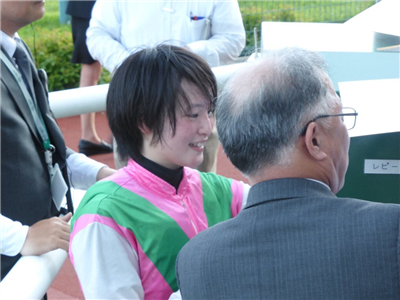 【競馬】菜七子にサイン貰おうと新潟のおっさん必死すぎ糞ワロタw