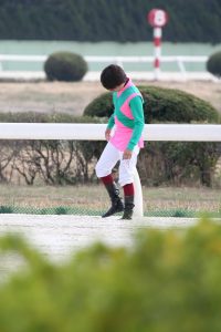 【競馬】速報：福永が馬場をテクテク歩いて状態を確認中