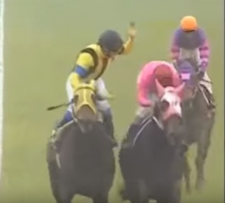 【競馬】＜JRAも激怒！？＞ M.デムーロ騎手「中指立て」皐月賞松山弘平騎手を非難疑惑浮上！「やる資格ない」抗議殺到の理由