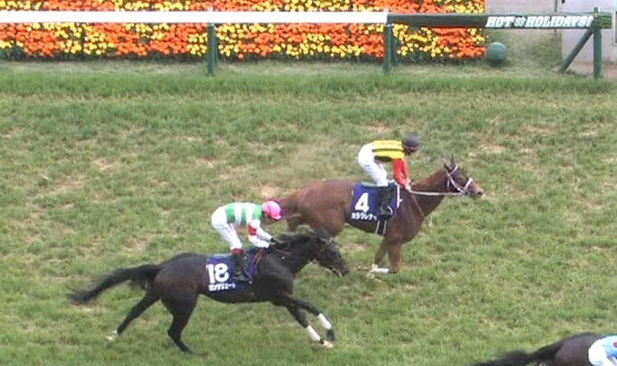 【競馬/NHKマイルC】カラクレナイ(1番人気17着)騎乗のデムーロ、笑顔で横山典弘を祝福 【競馬/NHKマイルC】カラクレナイ(1番人気17着)騎乗のデムーロ、笑顔で横山典弘を祝福