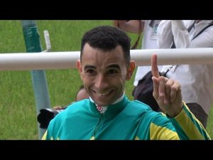 【競馬】堀先生 サトノティターンに蹴られて眼鏡を吹っ飛ばされる!ついでにあばらも骨折 【競馬】堀先生 サトノティターンに蹴られて眼鏡を吹っ飛ばされる!ついでにあばらも骨折