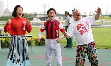 【競馬/中京記念】津村ｗｗｗｗｗ プレゼンターのアニマル浜口＆京子と記念撮影でアニマルワールド全開