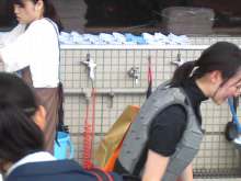 【競馬】新潟競馬場で菜七子ファンのおっさんのお洒落な振る舞いがカッコ良過ぎると話題に