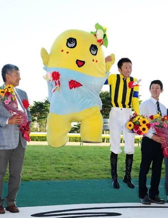 【競馬】吉田照哉の右ひじ左ひじ交互に見て【画像あり】