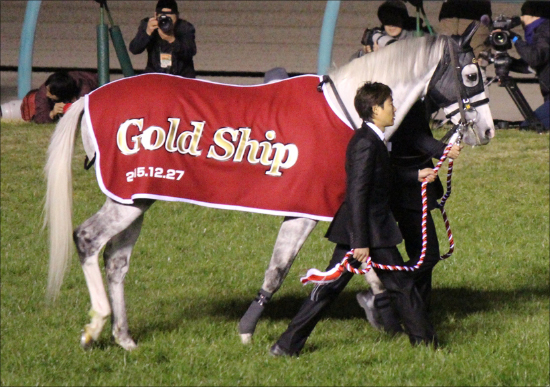 【競馬】ゴールドシップ全弟が初陣！ 芦毛の兄とは違う黒鹿毛