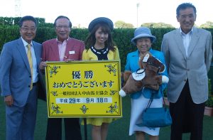 【競馬】中山競馬場の表彰式のおねーちゃんがめっちゃかわいい