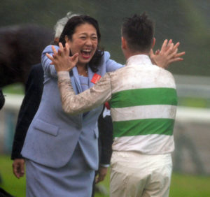 【競馬/菊花賞】デムーロ騎手と喜び合うキセキの女性馬主