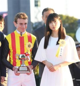 【競馬/チャンピオンズC】ムーアと土屋太鳳のツーショットが可愛い 【競馬/チャンピオンズC】ムーアと土屋太鳳のツーショットが可愛い