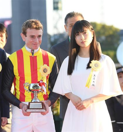 【競馬/チャンピオンズC】ムーアと土屋太鳳のツーショットが可愛い
