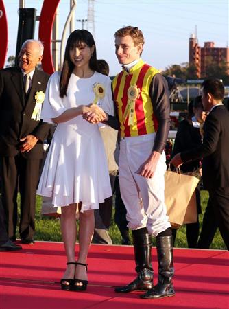 【競馬/チャンピオンズC】ムーアと土屋太鳳のツーショットが可愛い