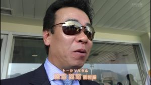 【競馬】トーセンバジル藤原調教師の格好が時代錯誤すぎる件