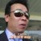 【競馬】トーセンバジル藤原調教師の格好が時代錯誤すぎる件