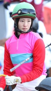 【競馬】[画像] 菜七子ちゃんのステッキに日の丸が入っている件