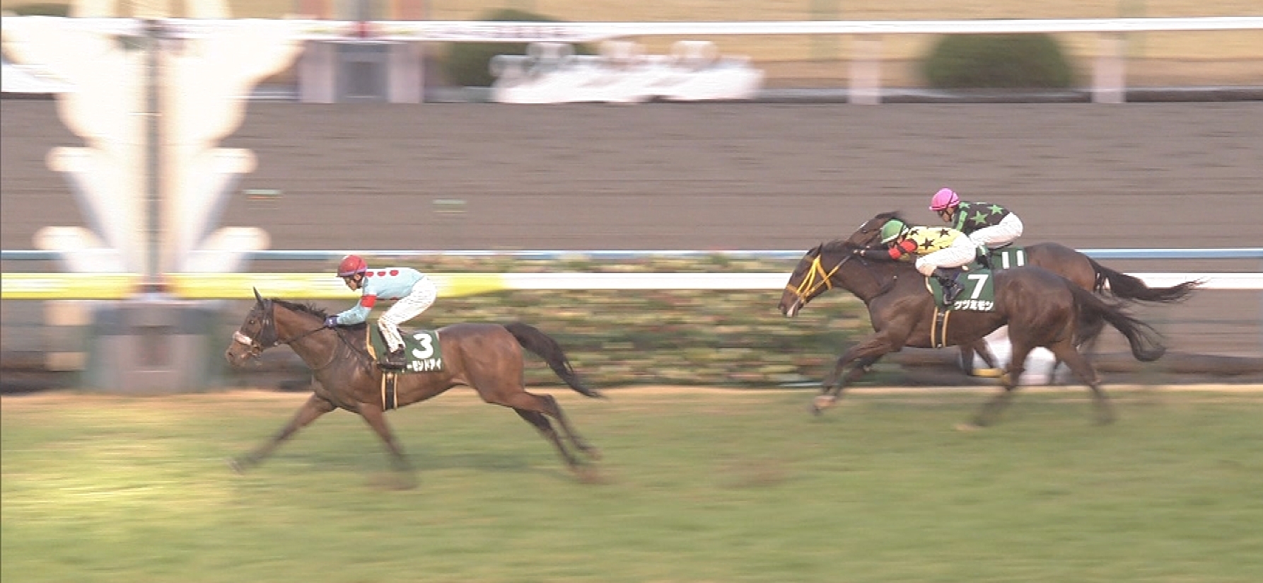 【競馬】はいはい、アーモンドアイもどうせルメールになるんだろ？つまんね