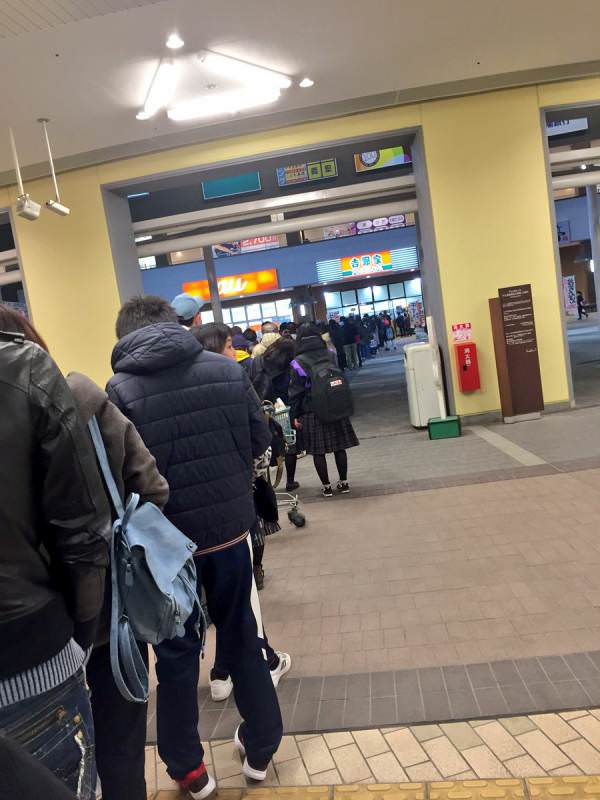 【競馬板】[画像] 吉野家の並1杯無料で大行列・大渋滞発生しててワロタ