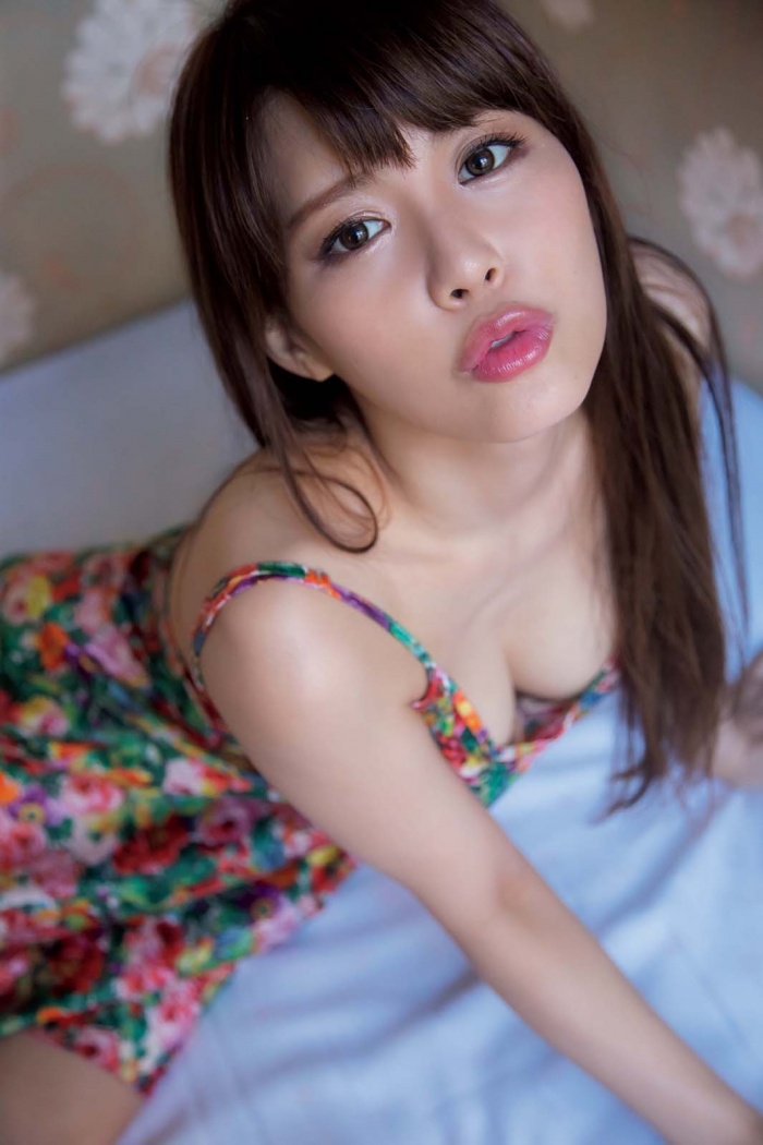 【競馬板】美馬怜子が写真集発売～最新のお顔が話題