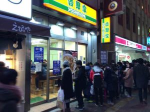 【競馬板】[画像] 吉野家の並1杯無料で大行列・大渋滞発生しててワロタ