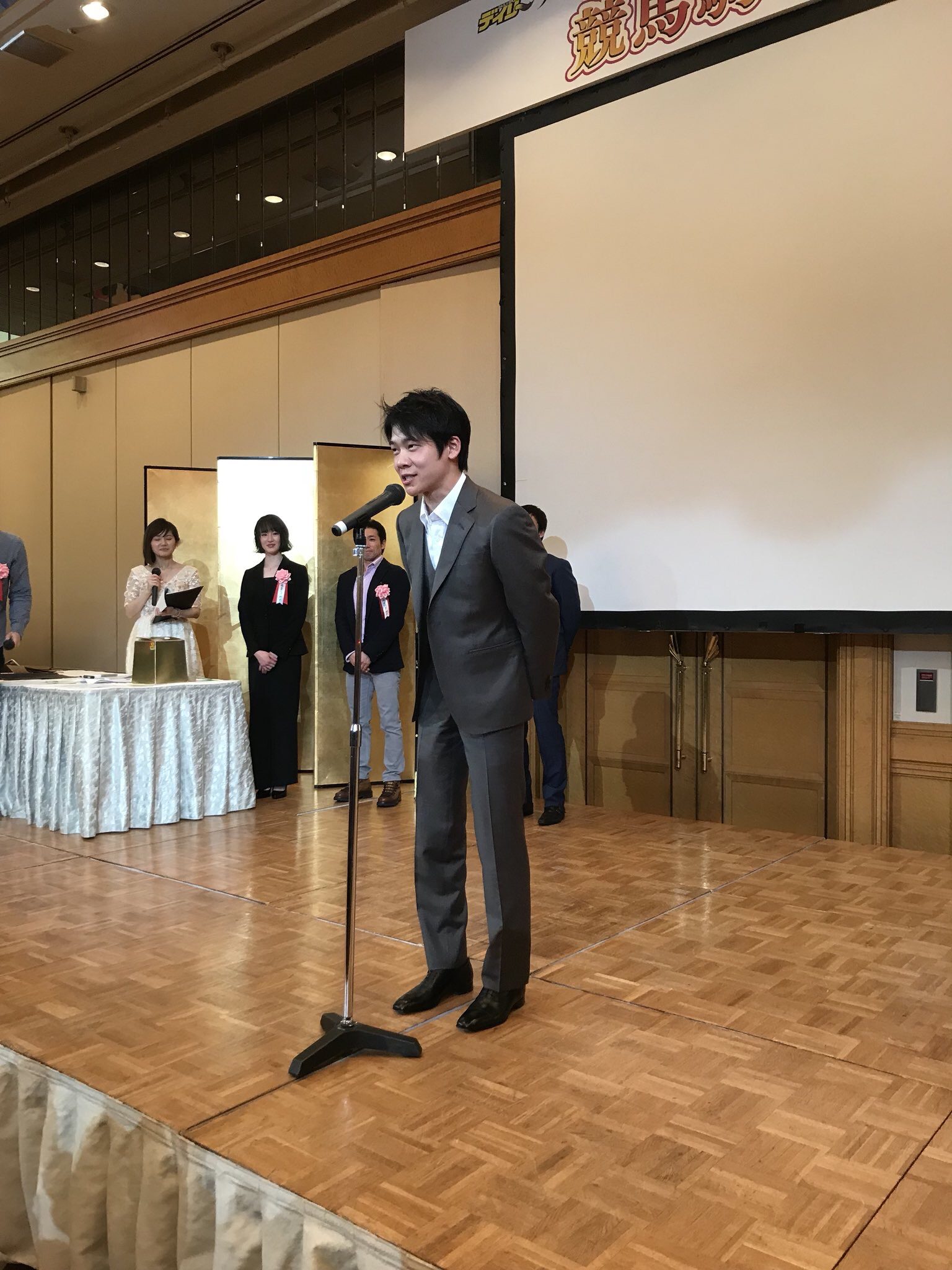 【競馬】[画像] 菜七子が戸崎のスピーチを完全無視してる件