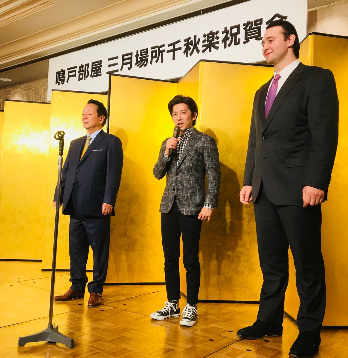 【競馬】[画像] 福永祐一さん鳴戸部屋祝賀会に他全員革靴の中1人だけコンバースのスニーカーで颯爽と登場