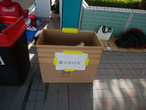 【競馬】ＪＲＡ神対応ｗｗｗ大阪杯場所取りのレジャーシートを阪神競馬場職員が撤去しているぞｗｗｗｗ
