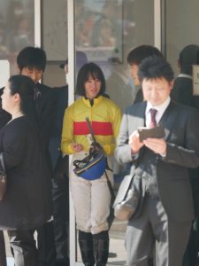 【競馬】[画像] 藤田菜七子さんがイメチェンして更に美人さんになっている件