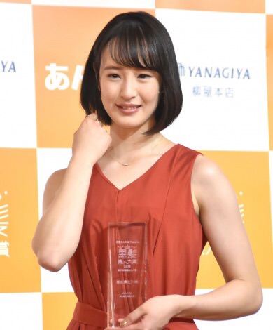 【競馬】[画像] 競馬界人気ナンバーワンジョッキー 藤田菜七子さん　黒髪美人大賞受賞