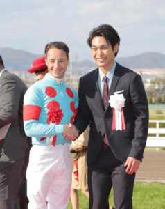 【競馬】[画像] 桜花賞プレゼンター柳楽優弥ｗｗｗｗｗ