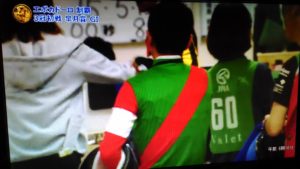 【競馬】[画像] 皐月賞の検量室に超絶美女が映ってた件について