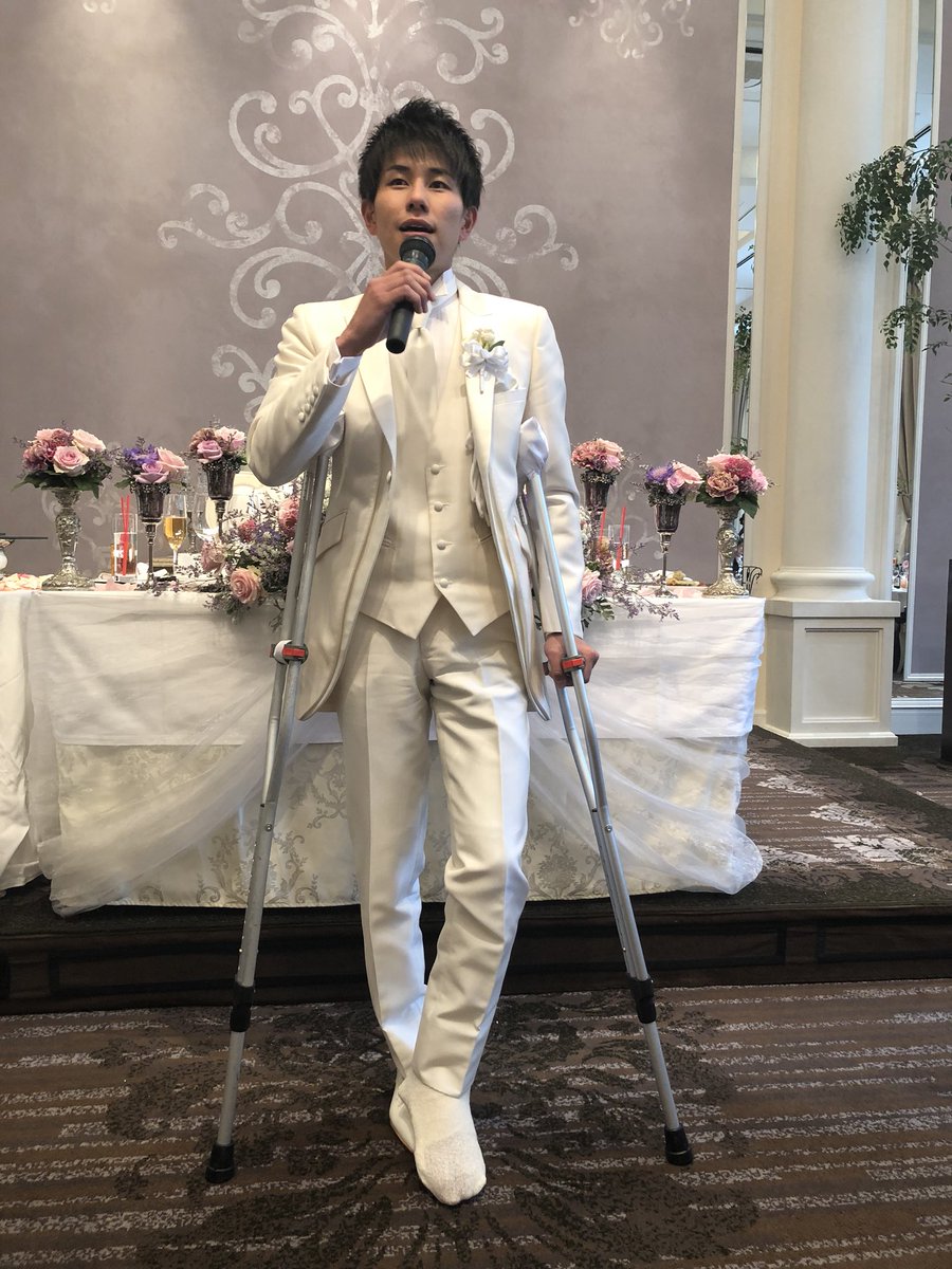 【競馬】[画像] 中井裕二、松葉杖で結婚式