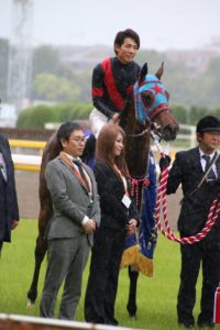 【競馬/ヴィクトリアM】[画像] ジュールポレール関係者の女がエロすぎると話題に