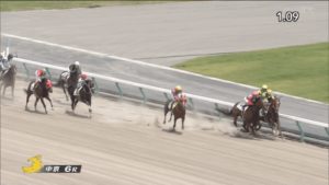【競馬】小牧落馬で後続馬に蹴られる