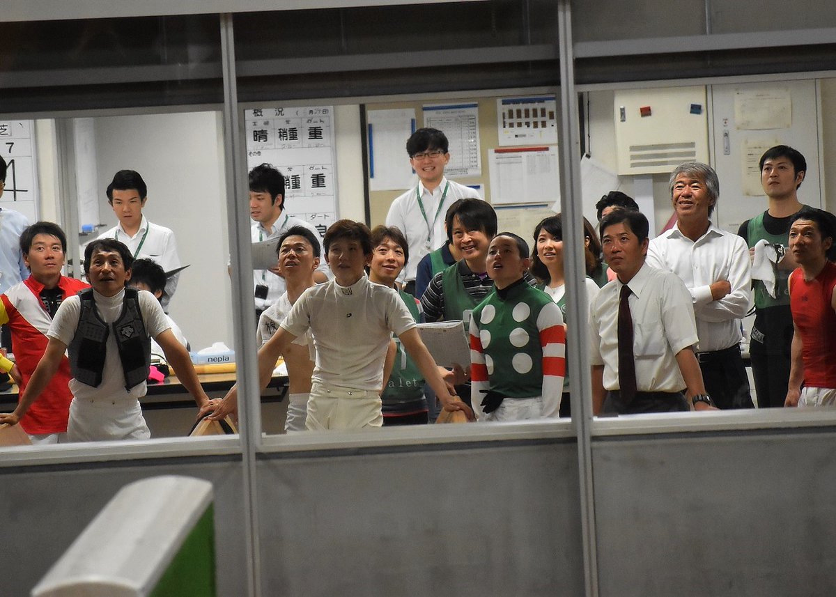 【競馬】[画像] 東京競馬場の検量室で宝塚記念を観戦中の横山典と藤沢和雄の位置関係がなんとも言えない件