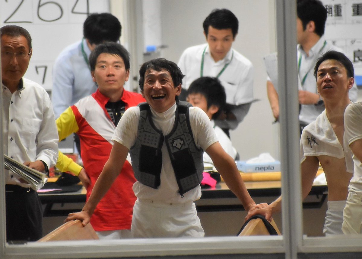 【競馬】[画像] 東京競馬場の検量室で宝塚記念を観戦中の横山典と藤沢和雄の位置関係がなんとも言えない件