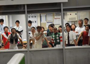 【競馬】[画像] 東京競馬場の検量室で宝塚記念を観戦中の横山典と藤沢和雄の位置関係がなんとも言えない件