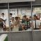 【競馬】[画像] 東京競馬場の検量室で宝塚記念を観戦中の横山典と藤沢和雄の位置関係がなんとも言えない件