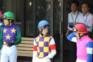 【競馬】[画像] 新人の山田くん菜七子先輩に話しかけられて照れる
