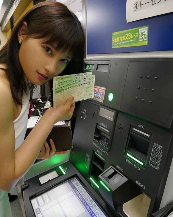 【競馬】[画像] 土屋太鳳ちゃんがセクシーな姿で馬券を買っている写真が流失wwwwwwwwwww