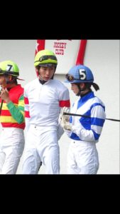 【競馬】[画像] 大井競馬場で菜七子に話しかけてるこのイケメン誰だよ