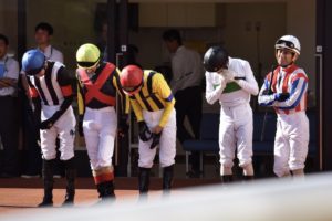 【競馬】[画像] 四位がパドックで謎の行動ｗｗｗｗｗｗｗｗｗｗｗ