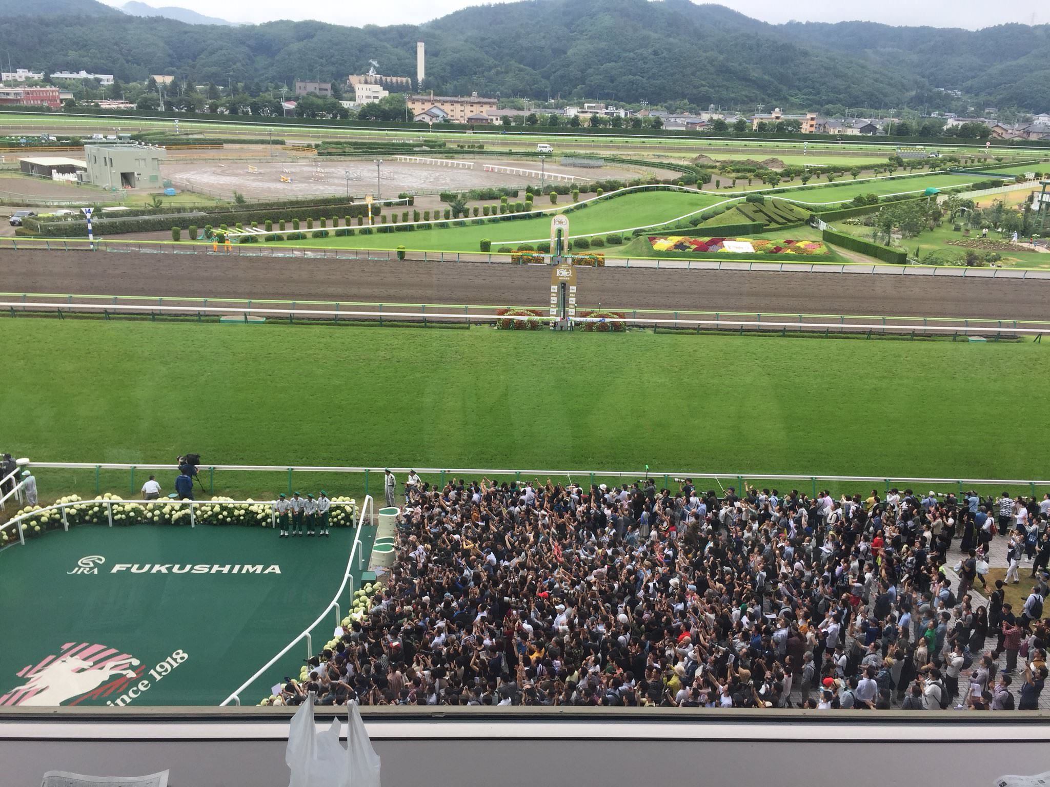 【競馬】[画像] オジュウチョウサンの表彰式に群がる人だかり凄すぎワロタｗｗｗｗｗｗｗｗｗ