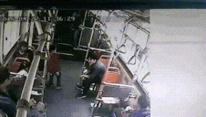 【競馬板】[動画] ガキ「オラ、オラ。どうせ手出せないんだろ(足ｹﾘ-」大人「・・・」