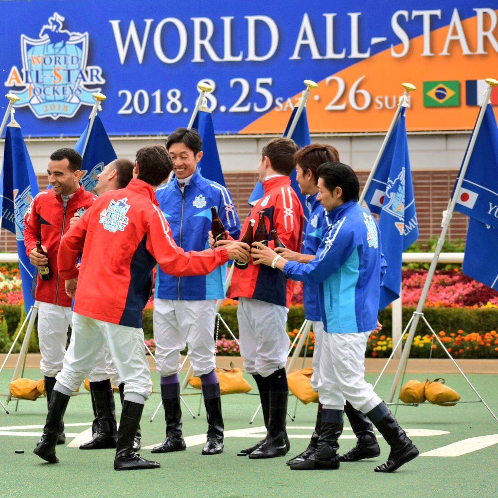 【競馬】[画像] 世界のトップジョッキーがパドックで酒盛りしててワロタｗｗｗｗｗｗｗｗ